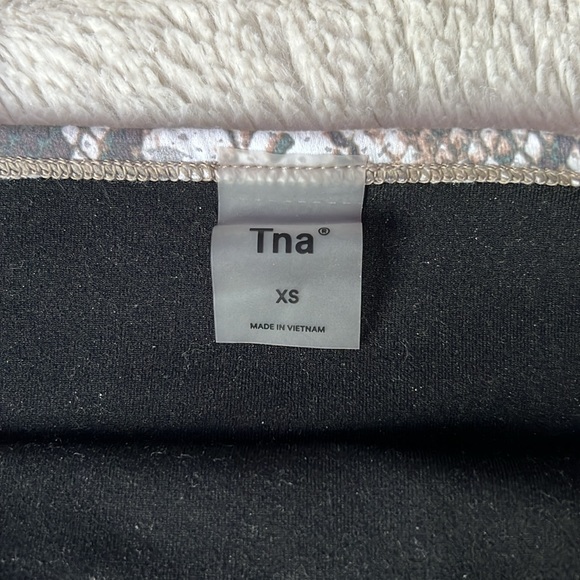 aritzia tank top - Picture 3 of 3